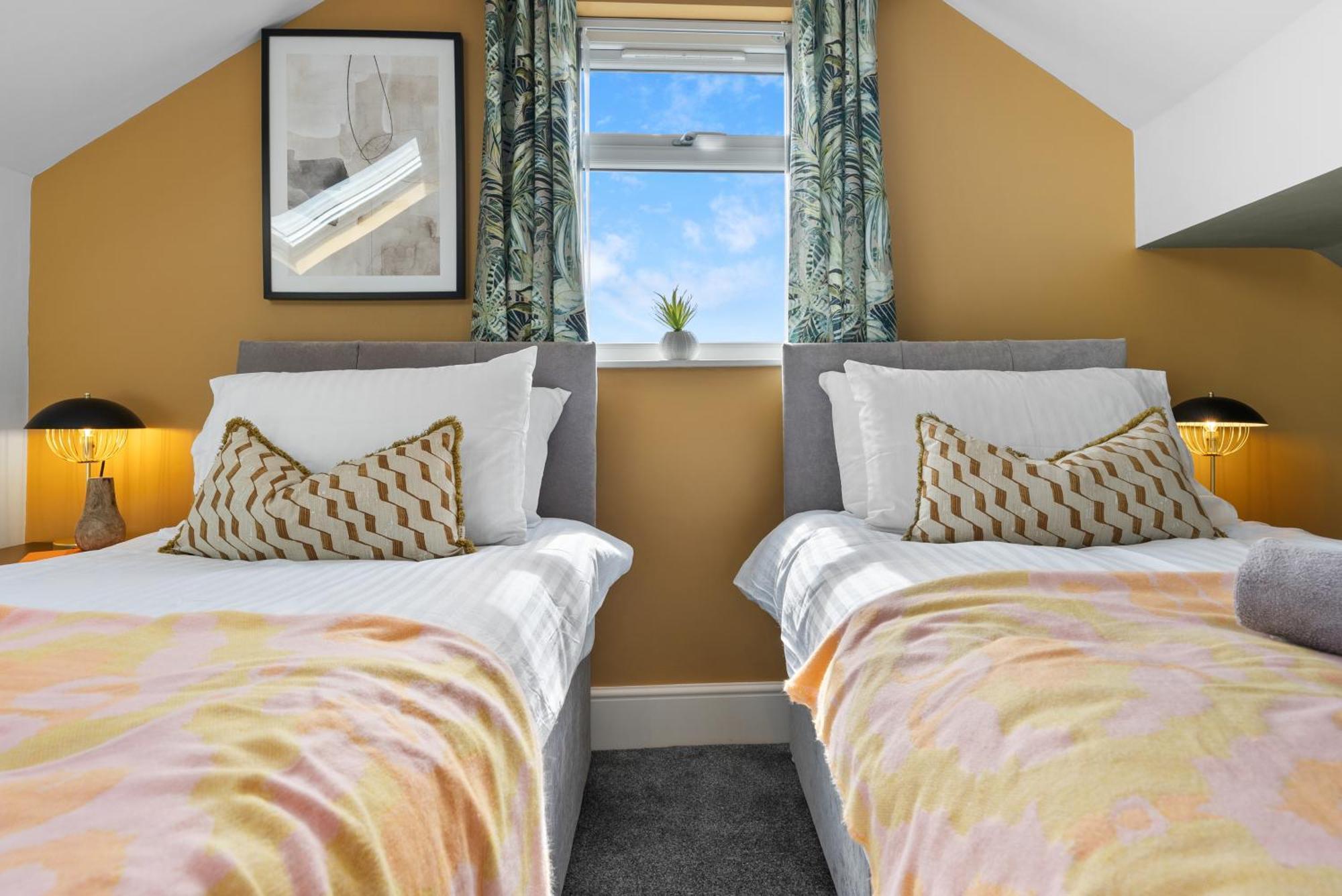 4-Bedroom Stunning Luxe, Spacious & Stylish Design House Bolton, Sleeps 11, With Parking Central Bolton, Links To Manchester, Pet-Friendly, Best For Groups! Work Contractors And Summer Special Offer! - By Blue Puffin Stays Farnworth Kültér fotó