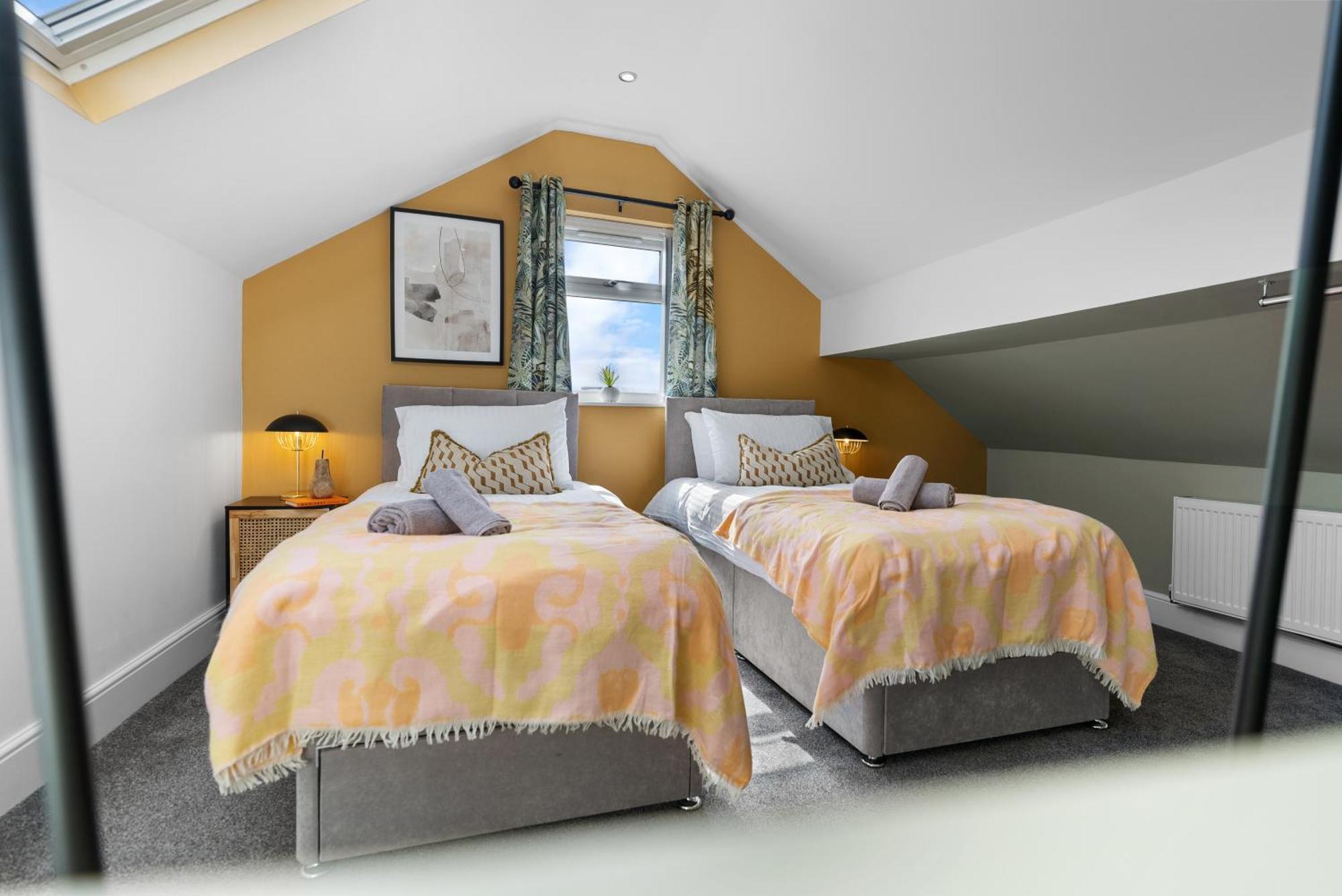 4-Bedroom Stunning Luxe, Spacious & Stylish Design House Bolton, Sleeps 11, With Parking Central Bolton, Links To Manchester, Pet-Friendly, Best For Groups! Work Contractors And Summer Special Offer! - By Blue Puffin Stays Farnworth Kültér fotó