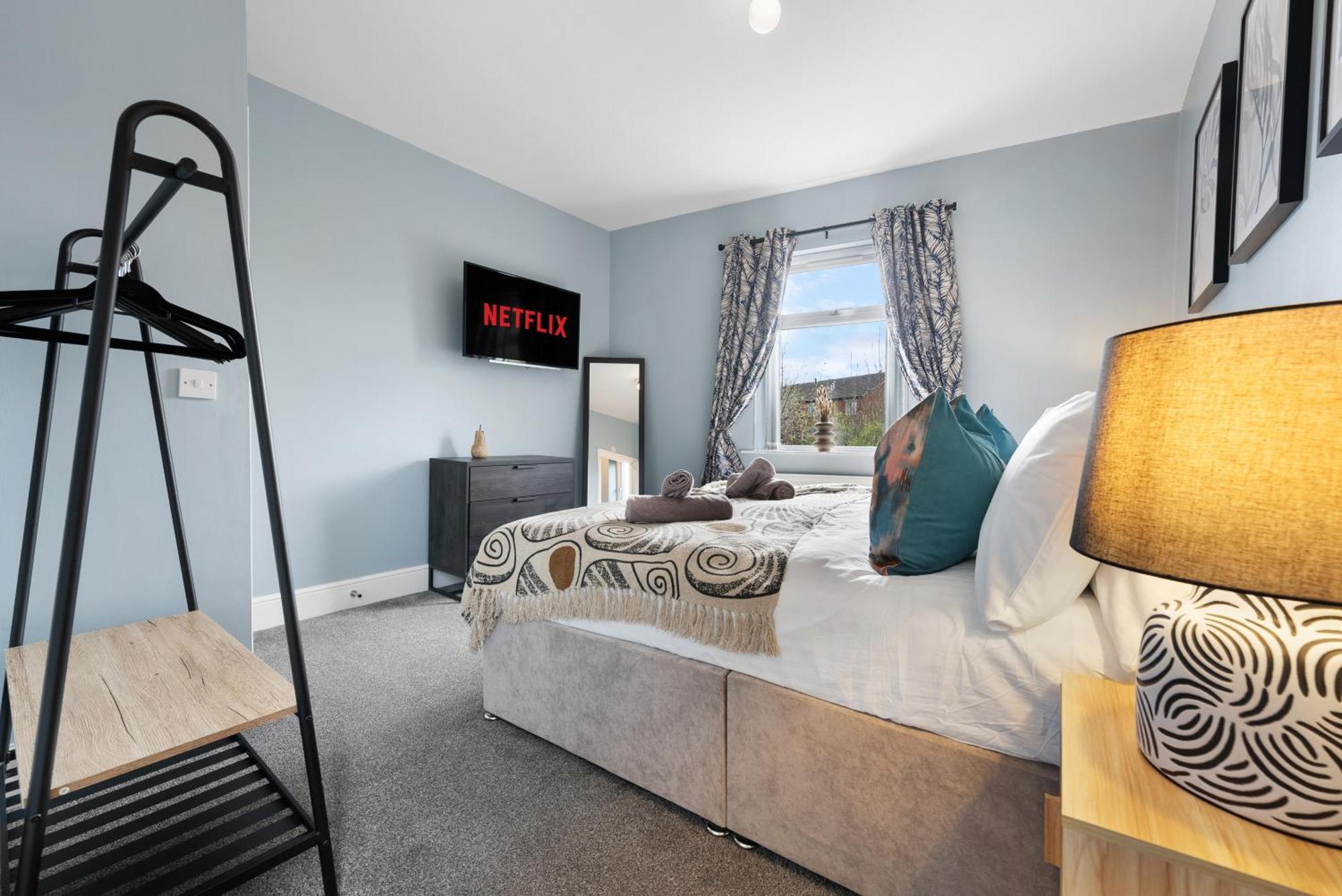 4-Bedroom Stunning Luxe, Spacious & Stylish Design House Bolton, Sleeps 11, With Parking Central Bolton, Links To Manchester, Pet-Friendly, Best For Groups! Work Contractors And Summer Special Offer! - By Blue Puffin Stays Farnworth Kültér fotó