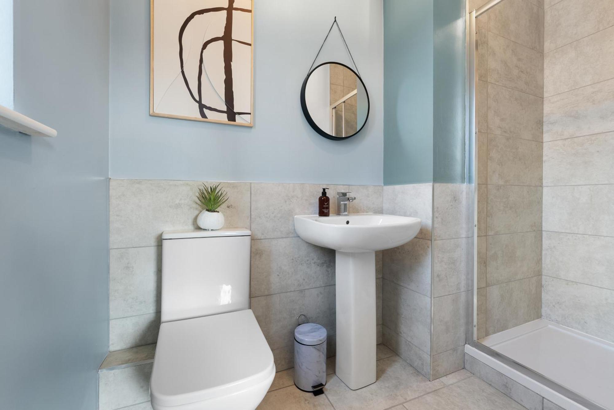 4-Bedroom Stunning Luxe, Spacious & Stylish Design House Bolton, Sleeps 11, With Parking Central Bolton, Links To Manchester, Pet-Friendly, Best For Groups! Work Contractors And Summer Special Offer! - By Blue Puffin Stays Farnworth Kültér fotó