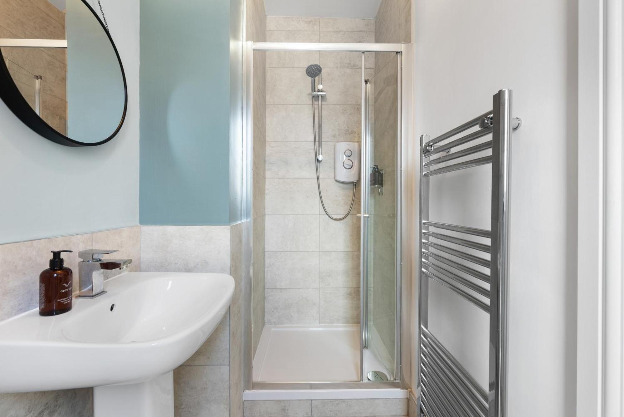 4-Bedroom Stunning Luxe, Spacious & Stylish Design House Bolton, Sleeps 11, With Parking Central Bolton, Links To Manchester, Pet-Friendly, Best For Groups! Work Contractors And Summer Special Offer! - By Blue Puffin Stays Farnworth Kültér fotó